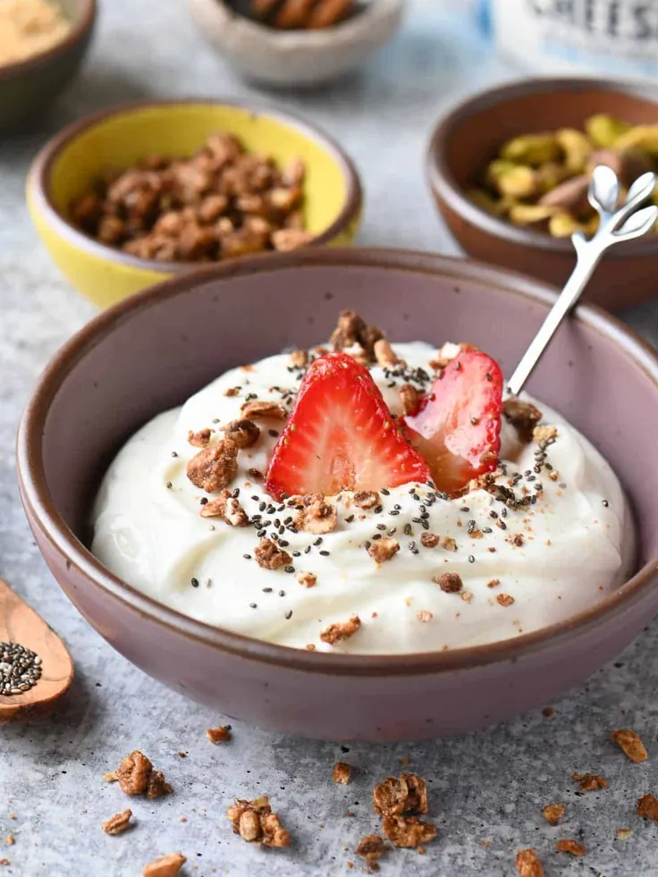 ماست با گرانولا و توت‌فرنگی؛ منابع کلسیم برای سلامت استخوان