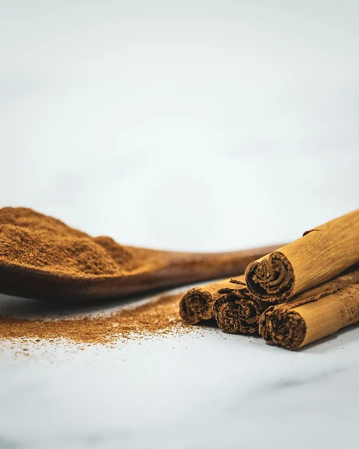 قاشق پودر دارچین برای اندازهگیری در قهوه با دارچین
