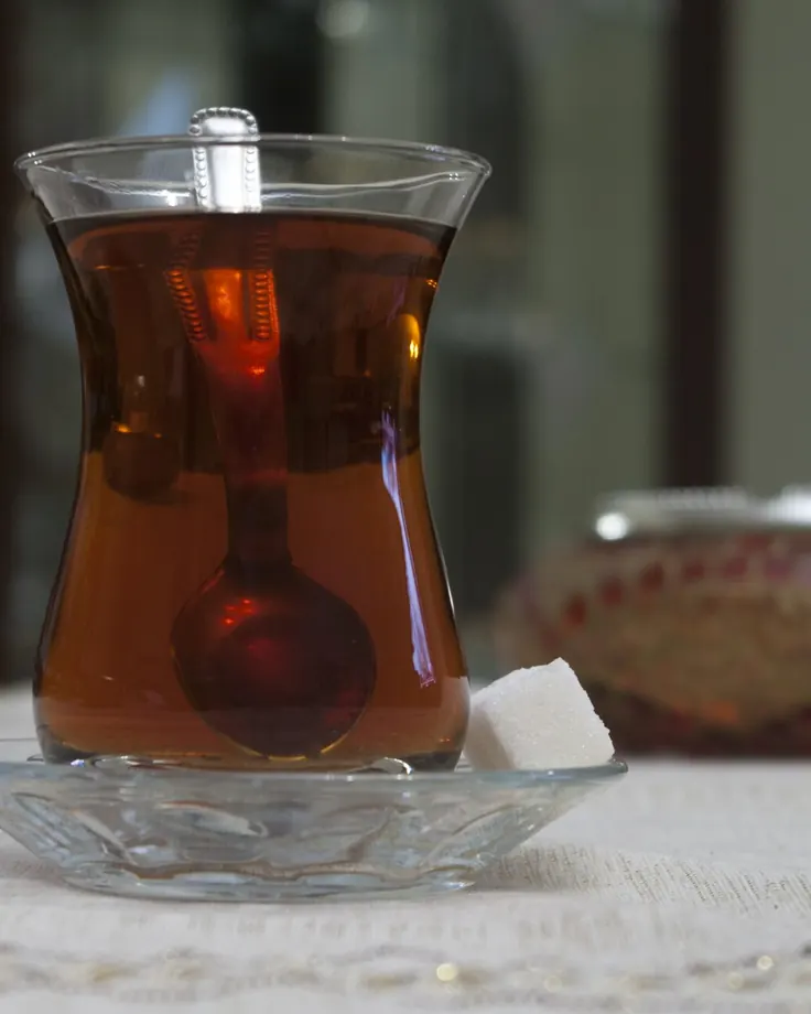 استکان چای ترک با حبه قند روی میز