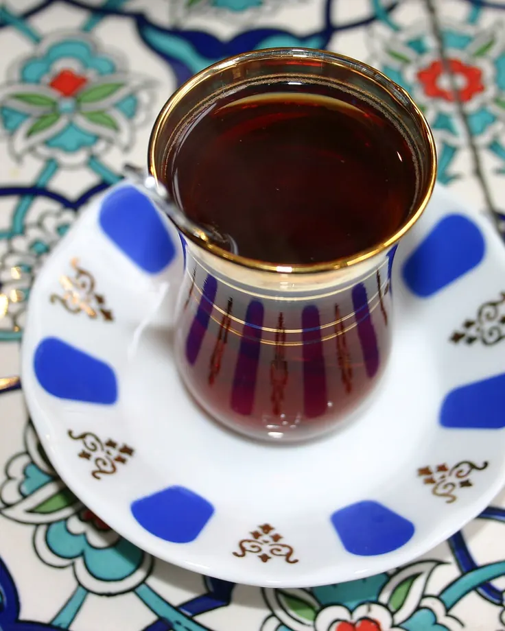 چای ترک در استکان شکسته با نعلبکی