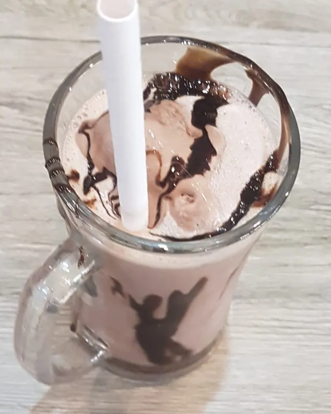 شیک قهوه شکلاتی با بستنی و سس شکلات