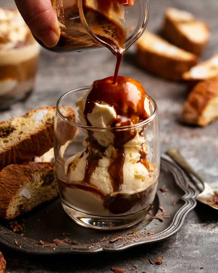 افوگاتو با اسکوپ بستنی و قهوه داغ در لیوان شیشه‌ای