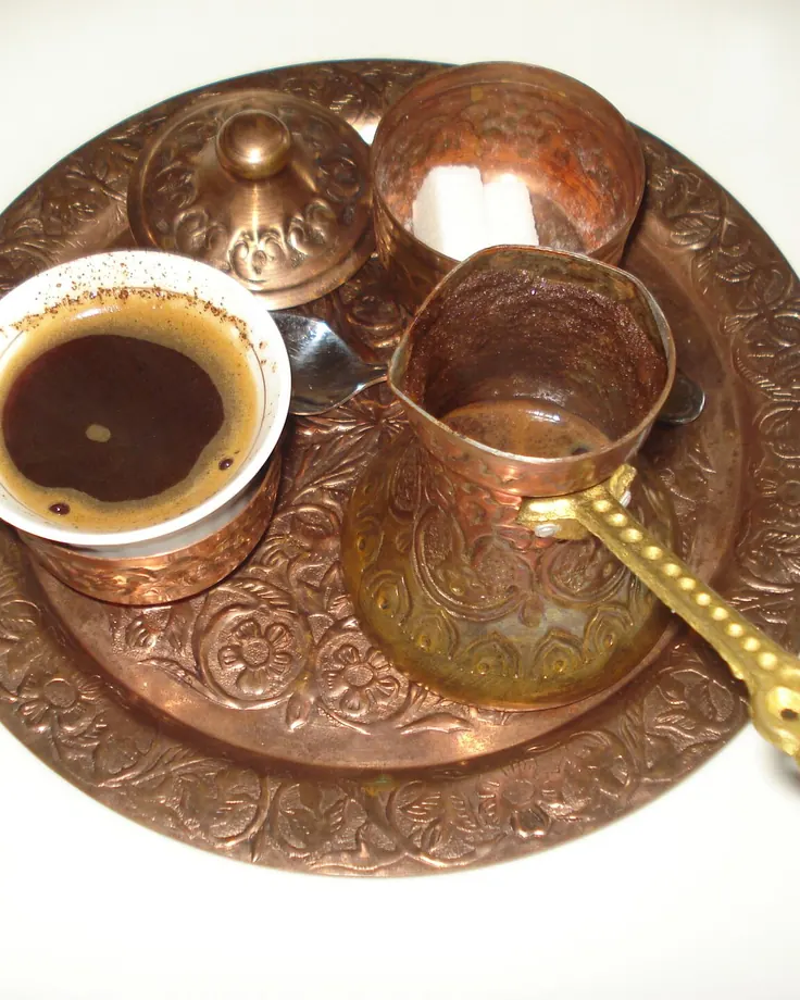 سرو قهوه با سرویس مسی سنتی روی سینی