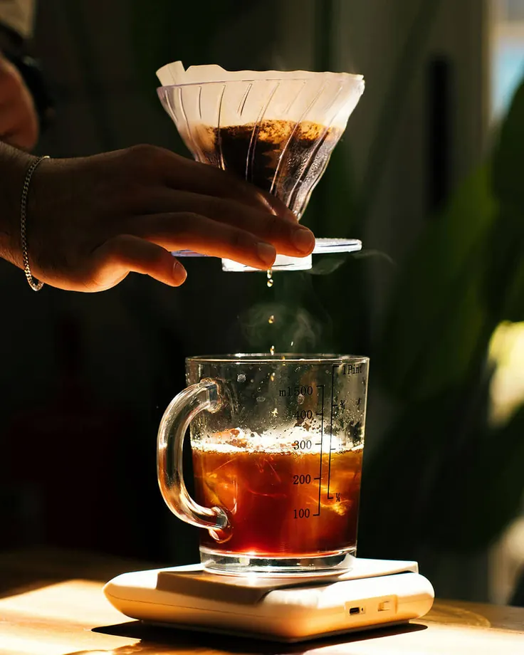 قهوه دمی با صافی دستی روی فنجان شیشه‌ای