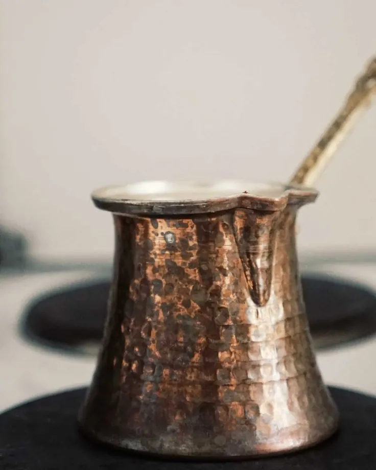 جذوه مسی روی اجاق؛ رسم قدیمی دمآوری قهوه غلیظ