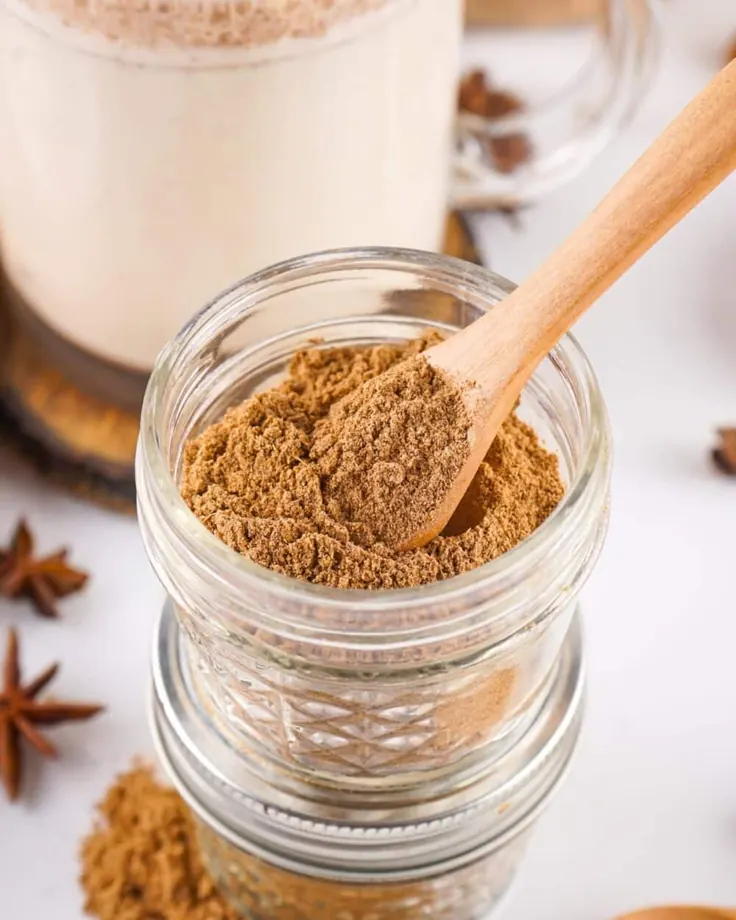 پودر دارچین با قاشق چوبی؛ جایگزین سالم نمک در قهوه