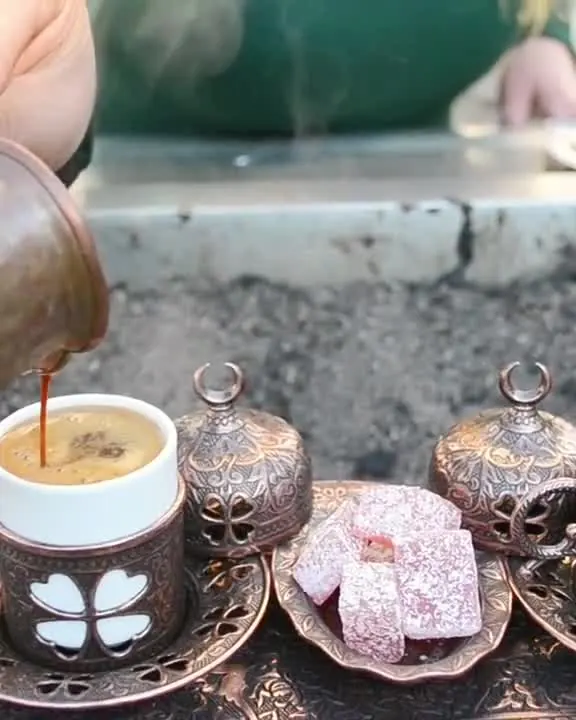 ریختن قهوه تازهدم از کانکا مسی به فنجانهای سنتی روی سینی مسی