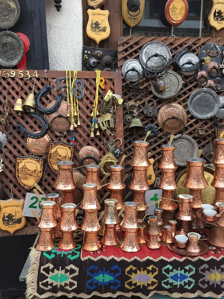 غرفه بازار صنایع‌دستی با جذوه‌های مسی و کاردستی‌های سنتی