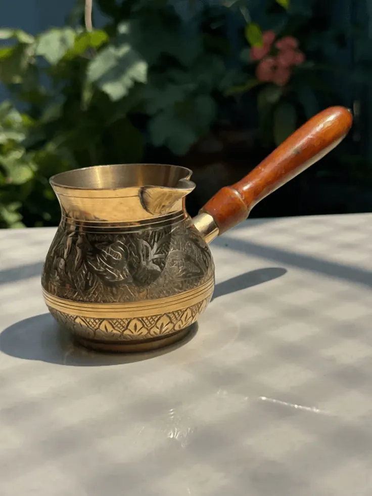 جذوه (قهره‌جو) برنجی با دسته چوبی برای دم‌آوری قهوه ترک
