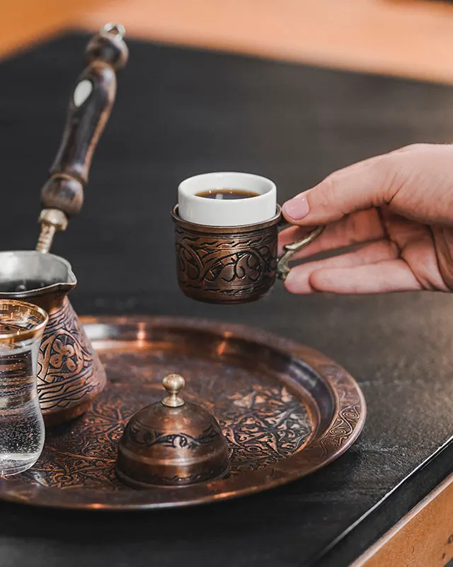 فنجان قهوه ترک با لیوان آب سرد روی سینی مسی
