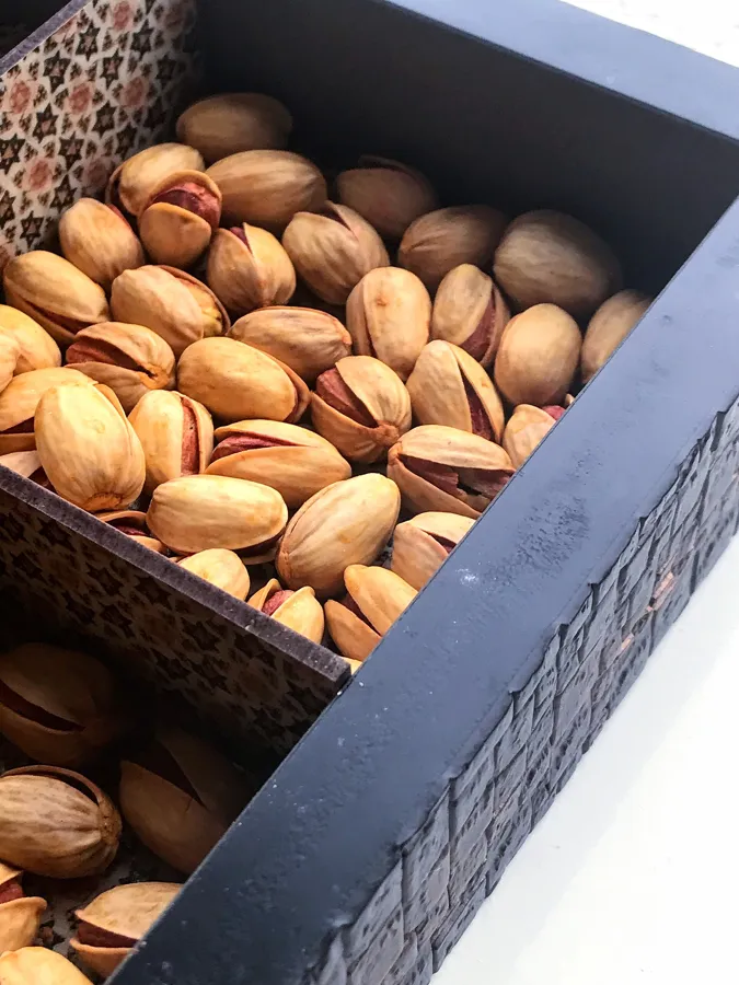 پسته بوداده در ظرف سنتی؛ رقیب مغزدار بادام در قهوه
