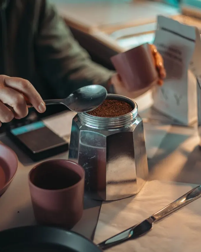 پر کردن سبت موکاپات با پودر قهوه برای دم‌آوری موکا